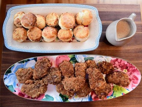 Chicken Fried Steak Medallions Medallion Steak Recipe, Steak Medallions, Tenderized Round Steak, Pioneer Woman Chicken, Fried Steak, Cube Steak, Pioneer Woman Recipes, Chicken Fried Steak, Ree Drummond