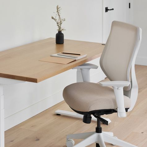 Desk Chairs For Bedroom, Chair For Desk, Ergonomic Furniture, Group Office, Best Ergonomic Office Chair, Ergonomic Desk Chair, Home Office Chair, Desk And Chair, Office Chair Design