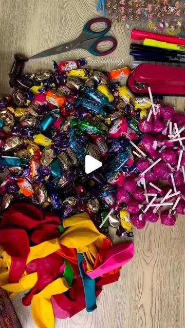 Wrapped Candy Crafts, Candy Goodie Bags Ideas, Halloween Wrapping Ideas, Disposable Glass Craft Ideas, Candy Ideas For Gifts, Candy Wrapping Ideas, Christmas Candy Bags Ideas, Small Gift Bag Ideas, Goodies Bag Ideas For Kids Birthday