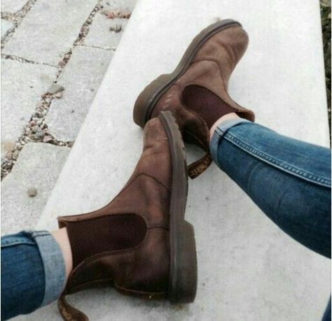 Brown Chelsea Boots Outfit, Chelsea Boots Dr Martens, Chelsea Boots Winter, Best Chelsea Boots, Dr Martens Chelsea Boots, Chelsea Boots Brown, Dr Martens Chelsea, Winter Outfits Ideas, Galaxy Converse