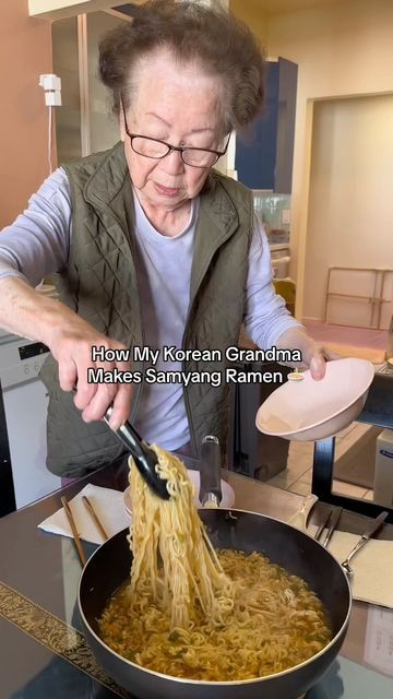 Ellen Park on Instagram: "we had a special guest today👧🏻💗 samyang ramen recipe⤵️ 3 packets of ramen 3-4 cups of water 1 tbsp green onion 2 eggs -boil noodles for 3-4 minutes -add seasoning packets -cook and stir for additional 1 minute -add green onions -crack 2 eggs and scramble in separate bowl -add eggs to ramen -cook for additional 30 seconds to 1 minute #korean #food #foodie #recipe #cooking #mukbang #cookingasmr #asmr #reels #reelsinstagram #reels video" Ramen Noodle Recipes Soup, Samyang Ramen, Seafood Ramen, Sushi Ideas, Chipotle Pasta, Chicken Ramen Recipe, Green Onions Recipes, Fried Ramen, Ramen Seasoning