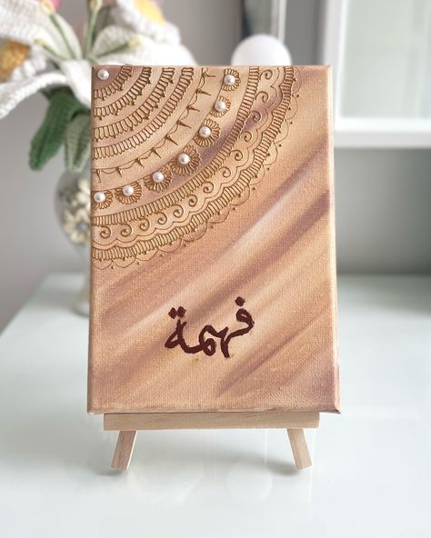 Personalised Arabic Henna Pattern Canvas🤍🤎 custom neutral serene earthy tones palette canvas decorated with a gold henna design and pearl stones𖥔 ݁ ˖⚪๋࣭ Perfect for adding a touch of elegance to your room and best gift for anyone on any occasion ‧₊˚ #hennaart #personalizedcanvas #personalizedart #earthytones #neautraldecor #homedecor #bohodecor #artisticvibes #handmadeart #customdesign #culturalart #creativedecor #eid #eiduladha Henna Canvas Art, Earthy Tones Palette, Gold Henna Designs, Henna Wall Art, Henna Canvas, Arabic Calligraphy Artwork, Gold Henna, Henna Paint, Henna Candles