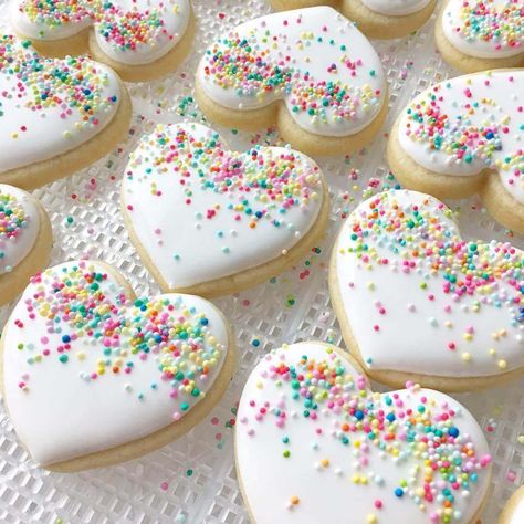 Easy Round Cookie Decorating Ideas, بيتي فور, Cookies With Sprinkles, Valentine Cookies Decorated, Smores Dessert, Resepi Biskut, Valentine Sugar Cookies, Pastel Cupcakes, Shaped Cookies