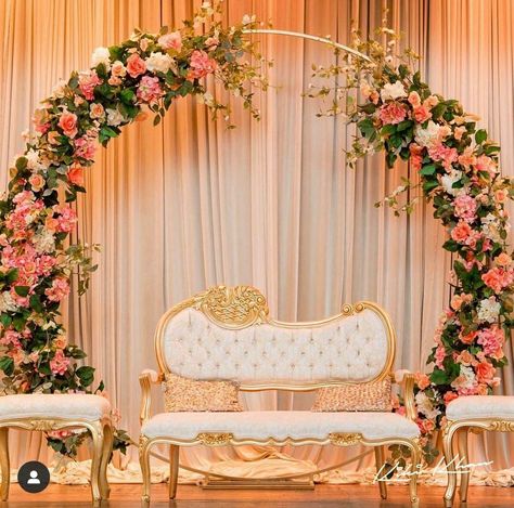 Roka Decor, Engagement Decorations Indian, Engagement Party Decorations Diy, Small Wedding Decor, Engagement Stage Decoration, Nikah Decor, Reception Stage Decor, Simple Stage Decorations, Wedding Stage Backdrop