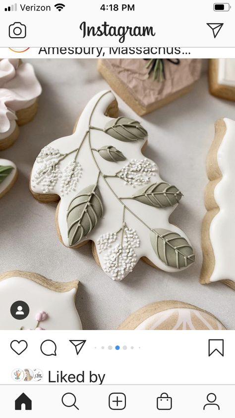 Flower Sugar Cookies, Flooding Cookies, Royal Iced Cookies, Leaf Cookies, Sugar Cookie Royal Icing, Iced Sugar Cookies, Thanksgiving Cookies, Spring Cookies, Sugar Cookie Designs