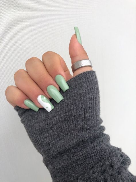 Cute Acrylic Nails Medium Length Square, Medium Square Acrylic Nails Green, Nail Inspiration Square Medium, Simple Nail Designs Medium Length, Green Nails Medium Length, Nails Inspiration Square Medium, Medium Green Nails, Medium Length Nails Acrylic Square Design, Medium Length Square Nails Acrylic