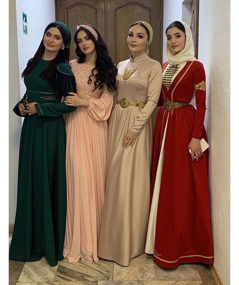 Lema Nalgieva (@lema.bashirovna.n) • Фото и видео в Instagram Romani Clothing, Diy Crochet Sweater, Blazer Outfits For Women, Muslimah Dress, Fancy Dresses Long, Pretty Style, Wedding Dresses Simple, Fancy Dresses, Modest Outfits