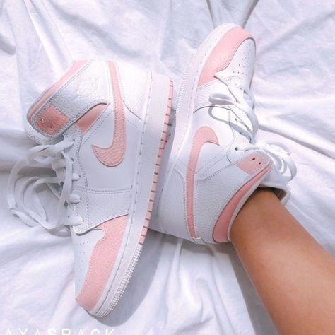 Quince Shoes, Sepatu Air Jordan, Custom Air Jordan 1, Dr Shoes, Basket Style, Jordan Shoes Girls, All Nike Shoes, Nike Air Shoes, Cute Nike Shoes