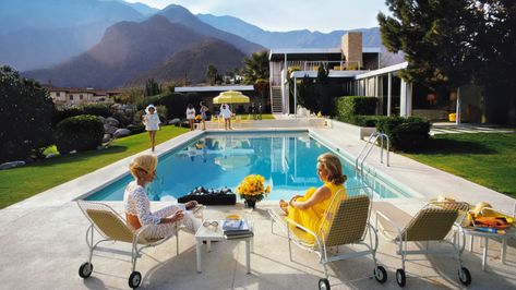 The Iconic Slim Aarons ‘Poolside Gossip’ Home in Palm Springs Sells for Record Sum | Architectural Digest Groovy Tumblers, Palm Springs Design, Slim Aaron, Slim Aarons Photos, Slim Aarons Prints, Kaufmann House, Slim Aarons Poolside, Poolside Furniture, Poolside Glamour