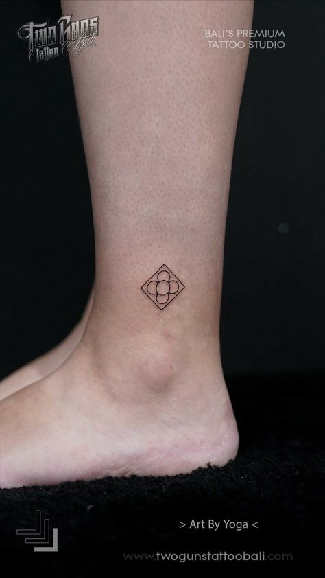 Barcelona Flower Tattoo, Spain Tattoos Ideas, Spain Tattoo, Barcelona Tattoo, Hand And Finger Tattoos, Simplistic Tattoos, Mini Tattoos, Finger Tattoos, Flower Tattoos