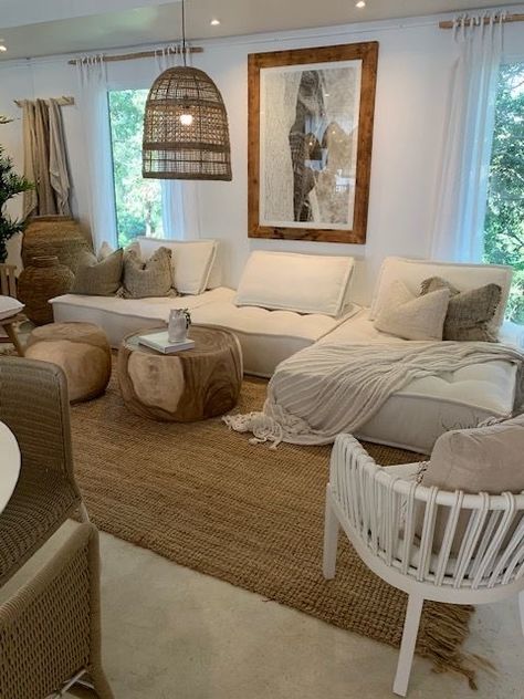 Couchless Living Room Ideas, Floor Couch Living Rooms, Couchless Living Room, Boho Apartment Inspiration, Boho Farmhouse Decor Living Room, Floor Seating Living Room, Boho Farmhouse Decor, Living Room Pouf, Zen Room