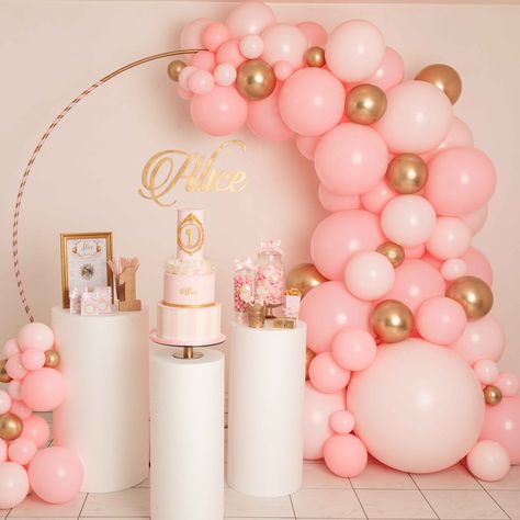 Découvrez nos jolies photos et notre décorations Sweet table du premier anniversaire d'Alice pour une déco de fête thème rose poudré et doré style princesse en toute sobriété avec une arche de ballons organiques Mybbshowershop, une jolie papeterie Oh My Confetti, Un sublime design cake Marilyne Cake Design et Affiche anniversaire Mme Creazioni Pink Birthday Decorations, Alice Rose, Birthday Party At Home, Baby Playroom, Pastel Birthday, First Communion Party, Gorgeous Birthday, Party Ballons, Birthday Party Design