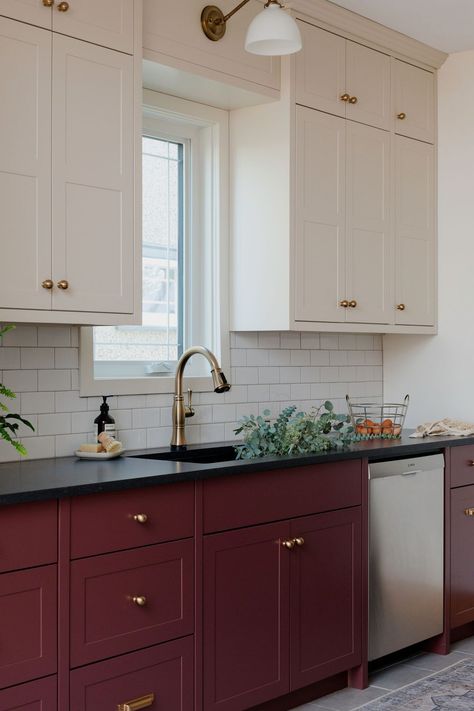 Interior Gallery - Danielle Tocker Photography Subway Tile With Grey Grout, Traditional Millwork, Tile With Grey Grout, Traditional English Kitchen, Dark Countertops, Simple Kitchen Design, Grey Grout, Purple Kitchen, Kitchen Cupboard Designs