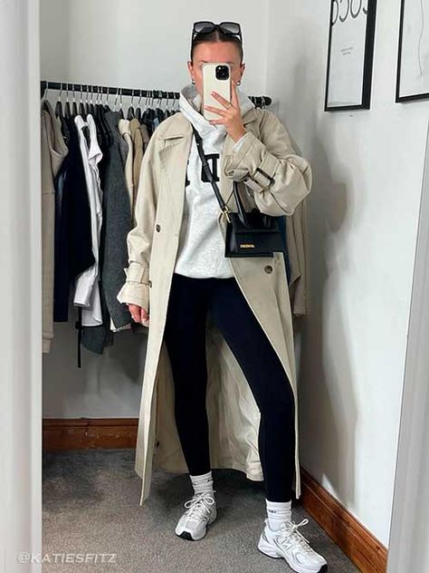 A cozy fall outfit featuring leggings, socks, a hoodie, a trench coat, and trainers, perfect for chilly weather. Casual Trench Coat Outfit, Fall Outfit Trends, Fall Clothes For Women, Coat Outfit Casual, Sporty Chic Outfits, Back To Uni, Casual Trench Coat, Outfit Sporty, Trainers Outfit