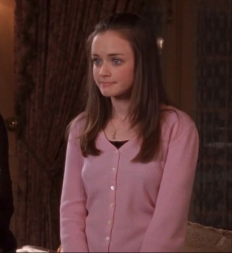 Rory Gilmore Hair, Rory Gilmore Style, Gilmore Girls Fashion, Gilmore Girls Outfits, Lorelai Gilmore, Rory Gilmore, Profile Pic, Girl Icons, Gilmore Girls