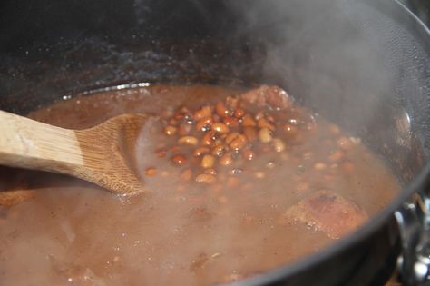 Southern Field Peas and Snaps - lb. shelled fresh frozen or dried field peas - salt pork or bacon or small ham hock - bacon drippings - onion - large toe of garlic - kosher salt - freshly cracked black pepper- sugar - mixed dried herbs - optional - dried whole red chile pepper Field Peas Recipe Slow Cooker, How To Cook Snap Peas, Crowder Peas Recipe, Best Way To Cook Frozen Peas, Field Peas And Snaps Recipes, Dried Field Peas Recipe, How To Cook Sugar Snap Peas, Field Peas Southern, Dry Beans Recipe