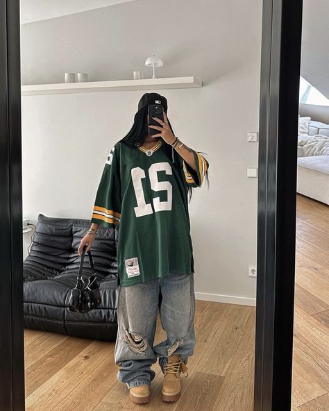 Oversized Baseball Jersey Outfit Women, Hockey Jersey Outfit Woman Oversized, 2000s Jersey Outfit, 2000s Fashion Jersey, Y2k Jersey Outfit, Nfl Jersey Outfit Women Style, Hockey Jersey Outfit Woman, Nfl Jersey Outfit, Oversized Baseball Jersey