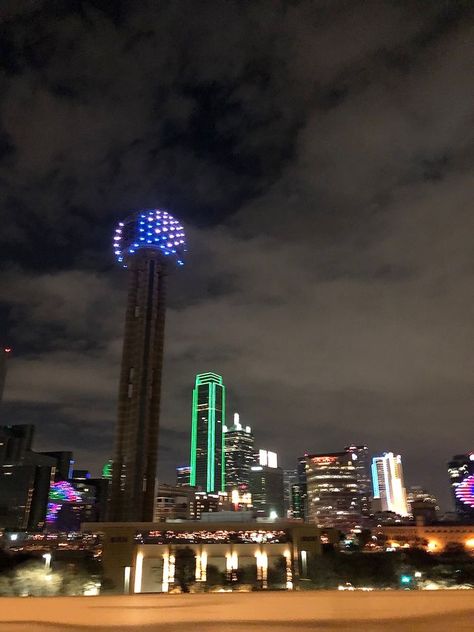 Downtown Dallas Dallas Wallpaper City, Dallas Night Aesthetic, Dallas At Night Aesthetic, Dallas Texas Aesthetic Wallpaper, Dallas Pictures At Night, Texas Night Aesthetic, Houston Texas Aesthetic Night, Dallas City Aesthetic, Texas City Aesthetic