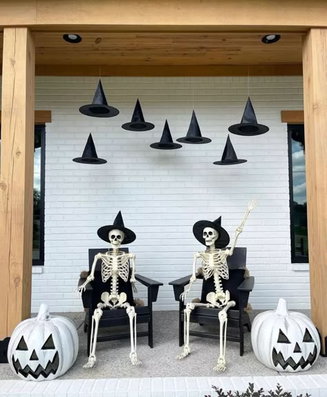 Buy My Stuff, Porche Halloween, Halloween Glam, Halloween Decor Diy, Halloween Outside, Halloween Ball, Casa Halloween, Halloween Front Porch Decor, Dark Halloween