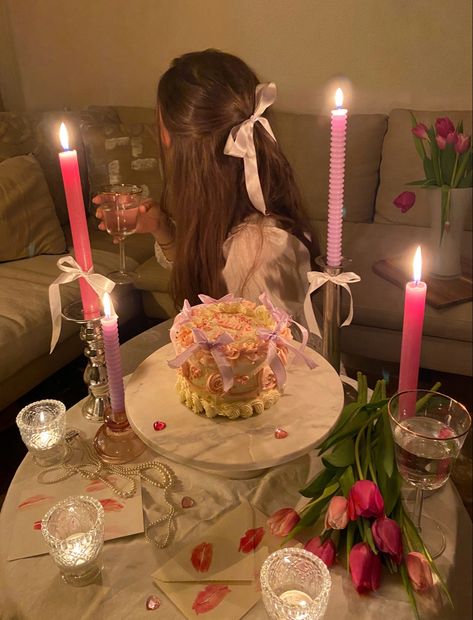 Valentine‘s Day table with pink cake with ribbons in candlelight with pink tulips, pearl necklace and lipstick kiss envelopes Dessert Table Aesthetic, B Day Photo Ideas, Pink Aesthetic Lifestyle, B Day Party Ideas, Cute Pink Cake, Cake With Bows, Bolo Vintage, Cake Cute, Birthday Decorations At Home