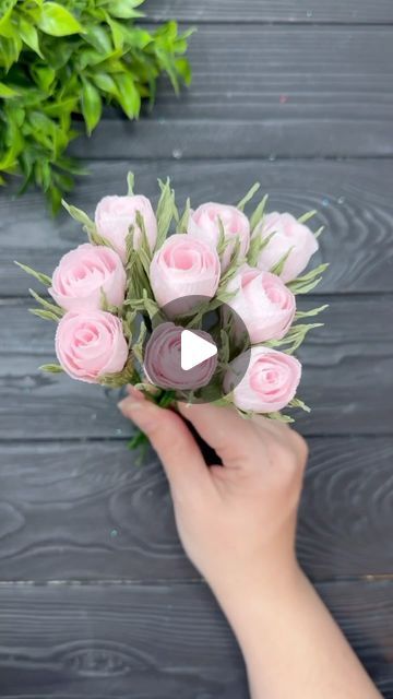 Crepe Paper Roses Tutorial, Crepe Paper Flowers Wedding, Paper Decoration Ideas, Paper Flowers Tutorial, Crepe Paper Decorations, Crepe Paper Flowers Tutorial, Craft Origami, Crepe Paper Crafts, Paper Roses Diy