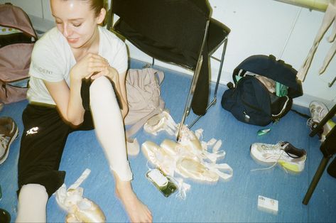 #ballet #balletdancer #pointe #aesthetic #backstage Ballet Film Photography, New York City Ballet Aesthetic, Ballet Aesthetic Backstage, Ballet Instructor Aesthetic, Ballet Company Aesthetic, Dance School Aesthetic, Dancer Lifestyle Aesthetic, Real Ballet Core, Bailarina Aesthetic