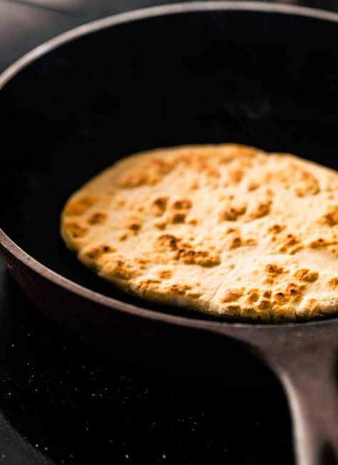 Paleo Naan, Middle Eastern Bread, Cassava Flour Recipes, Corn Free Recipes, Indian Bread Recipes, Recipes With Yeast, Indian Flat Bread, Gluten Free Sides Dishes, Cassava Flour