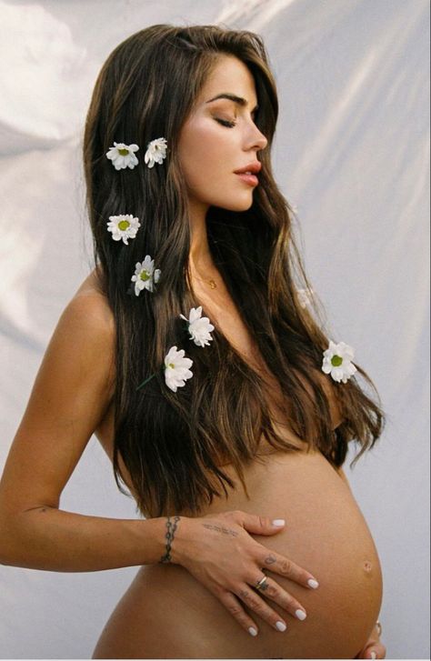 Cute Pregnancy Photos, Baby Bump Photoshoot, Maternity Studio Photoshoot, Baby Bump Pictures, Pregnancy Belly Photos, Cute Pregnancy Pictures, Maternity Photography Poses Couple, Belly Photos, Maternity Photography Poses Pregnancy Pics