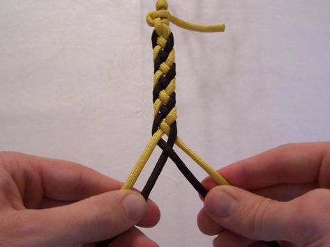 T. J. Potter, Sling Maker - Instructions for a 4-strand Flat Braid #1 Square Braid, Braiding Tutorials, Four Strand Braids, Knots Braids, 4 Strand Braids, Paracord Dog Leash, Braiding Techniques, Paracord Braids, Paracord Crafts