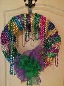 Beaded Wreath Diy, Bead Crafts For Kids, Mardi Gras Diy, Mardi Gras Wreaths, Mardi Grad, Pearl Wreath, Beaded Wreath, Bead Wreath, Mardi Gras Ideas