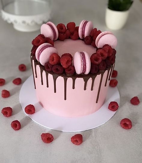 Cake Decorating With Macarons, Rasberry Cake Design, Macarons Cake Decoration, Cakes For Girlfriend, Macaroon Cake Decoration, Berry Cake Decoration, Macaron Cake Decoration, Birthday Cake With Macarons, Drip Birthday Cake