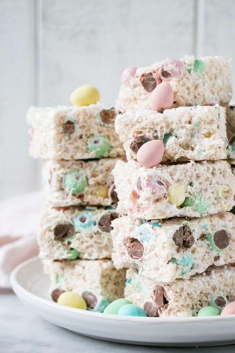 These Mini Egg Rice Krispie Squares are some of the easiest Easter treats! 4 ingredients and 20 minutes is all it takes to whip up a batch these treats. Easter Rice Krispie Treats, Rice Krispie Squares, Egg Rice, Easy Easter Treats, Krispy Treats, Mini Egg, Rice Krispy, Easter Baking, Crispy Treats