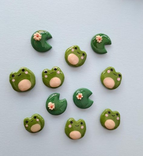 Unique Polymer Clay Magnet Crafts to Try This Weekend Frog Modelling Clay, Polymer Clay Rubber Duck, Polymer Clay Crafts Frog, Clay Bake Crafts, Clay Art Crafts, Air Dry Clay Frog Ideas, Polymer Clay Things To Make, Frog Clay Charm, What To Make With Clay Easy