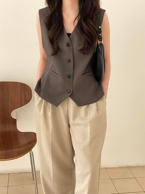 Waist Coat Outfit Women, Outfit For Short Girl, Vest Top Outfits, Skirt Outfits Korean, Boss Lady Style, Internship Outfit, Chic Black Outfits, Fancy Short Dresses, Tailored Vest