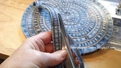 Pennyrugsandmore.blogspot.com Denim Bag Tutorial, Återvinna Jeans, Jean Quilts, Felled Seam, Artisanats Denim, Jean Quilt, Repurposed Denim, Flat Felled Seam, Blue Jeans Crafts