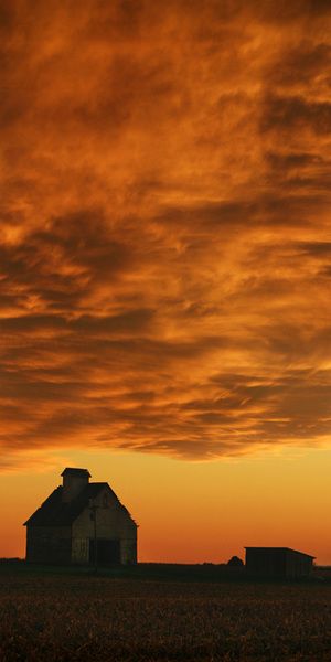 Illinois Corn Growing, Dusk Photography, Prairie Sunset, Fraser Valley, Farm Barn, Old Barns, Sunset Painting, Covered Bridges, Photography Pictures