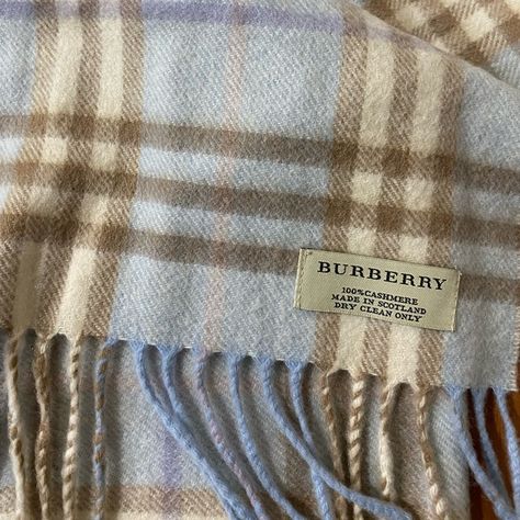 Burberry scarf Burberry Aesthetic, Paris Geller, Burberry Baby, Clothes Wishlist, Big Scarf, Burberry Classic, Classic Scarf, Soft Life, Burberry Scarf