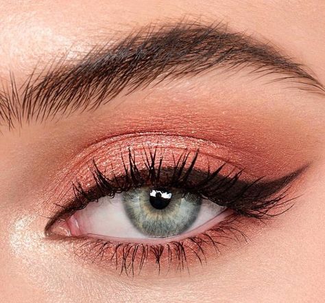 Evening Eye Makeup, Eye Makeup Images, Eyeshadow Quad, Belle Silhouette, My Pillow, Feminine Details, Eye Makeup Designs, Makeup Eye Looks, Creative Eye Makeup