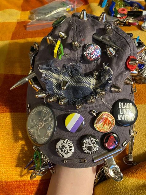 Japanese Punk Backpack, Crust Punk Outfits, Punk Clothes Men, Punk Jacket Diy, Punk Art Style, Punk Outfit Ideas, Diy Punk Clothes, Punk Outfits Men, Punk Crafts