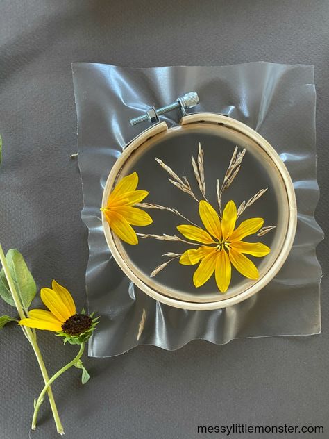 nacture suncatcher craft Diy Spring Gifts For Adults, Sunflower Suncatcher Craft, Spring Craft Adult, Nature Suncatcher Craft, Embroidery Hoop Suncatcher, Dried Flower Suncatchers Diy, Summer Craft Ideas For Seniors, Spring Time Crafts For Adults, Pressed Flower Suncatcher Diy