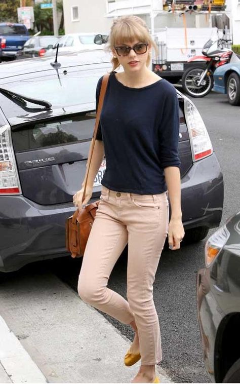 beige pants with a navy blue top. Navy Blue And Beige Outfit, Light Beige Pants Outfit, Blue And Beige Outfit, Khaki Jeans Outfit, Taylor Swift Casual, Beige Pants Outfit, Khaki Pants Outfit, Taylor Swift Street Style, Khaki Pants Women