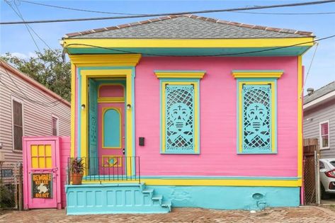 Lush Backyard, Creole Cottage, Shotgun House, Brutalist Buildings, Blue Ceilings, Casa Exterior, One Story Homes, Brick Patios, Pink Houses