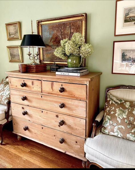 English Cottage Bedroom, European Bedroom, Bedroom Inspiration Cozy, Primitive Living Room, Fall Hydrangea, English Vintage, English Country Decor, Vintage Dresser, Modern Vintage Home