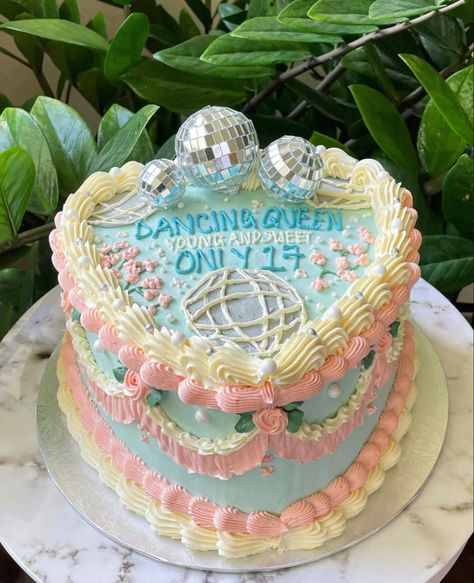 Mama Mia Birthday Cake Ideas, Dancing Queen Bday Cake, Sour 17 Birthday Party, Pink Dancing Queen Cake, 17tg Birthday Party, Mama Mia 17th Birthday Cake, Abba 17th Birthday Cake, Dancing Queen Cake Pink, 17 Birthday Ideas Cake