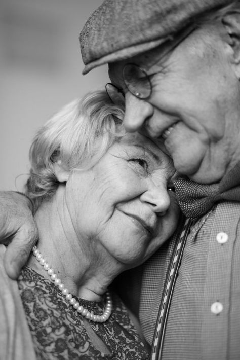 Old Couple Photography, Older Couple Poses, Older Couple Photography, Cute Old Couples, Older Couple, Elderly Couples, Old Couples, Old Love, Shooting Photo