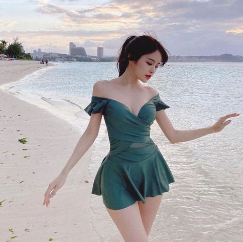 Vintage Inspired Bathing Suits, Cute Modest Swimwear, Green Bathing Suit, Swimming Outfits, Classy Halloween Costumes, Bathing Suit Styles, Sleepwear Fashion, Swimsuits Outfits, Korean Casual Outfits