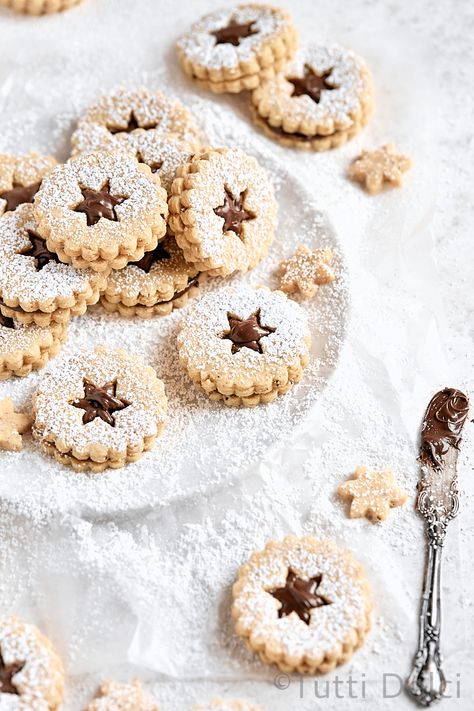 Hazelnut Linzer Cookies, Cookies Sandwich, Sandwich Cookies Filling, Simple Cookie, Resepi Biskut, Cookies Holiday, Cookie Sandwich, Best Holiday Cookies, Linzer Cookies