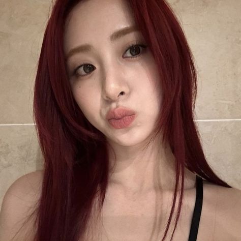 lesserafim yunjin icon Yunjin Kim, Huh Yunjin, Opera Singer, Hair Icon, Red Icons:), February 9, Red Aesthetic, I Love Girls, Korean Hairstyle