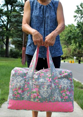 Free Sewing Pattern: Vera Bradley Inspired Carryon Duffel Bag Weekender Bag Pattern, Sewing Totes, Duffle Bag Patterns, Purse Sewing, Carryon Bag, Sew Bags, Purse Pattern, Bag Pattern Free, Sewing Bags