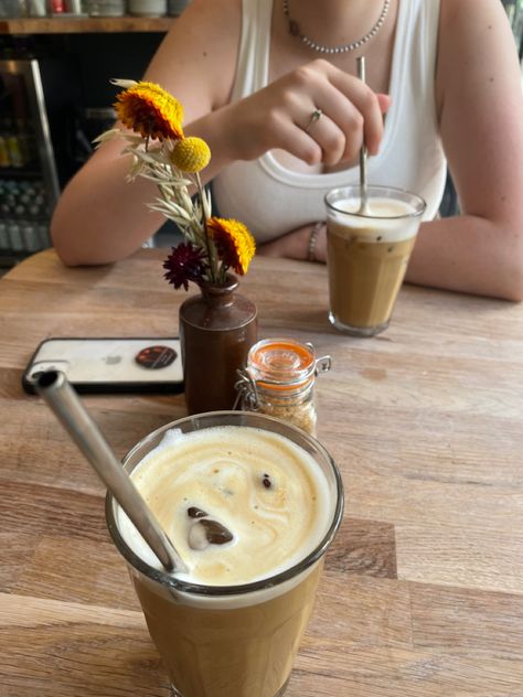 Iced Coffee Date Aesthetic, Iced Coffee Date, Spring Coffee Drinks, Coffee Dates Aesthetic, Summer Cafe, Happy List, Date Coffee, Coffee Summer, Coffee Friends